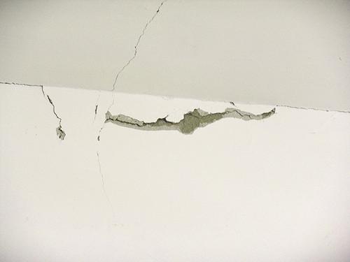 墻面開裂、發霉怎么辦？
